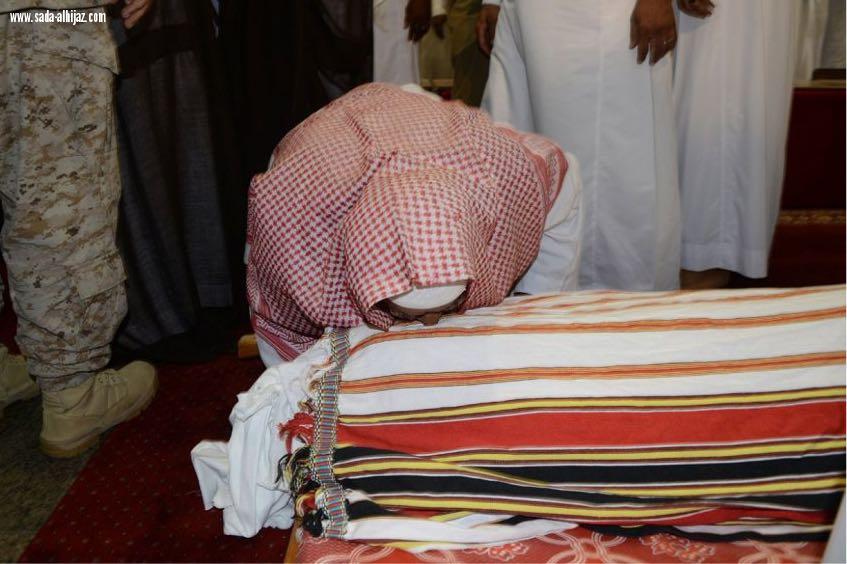  نائب أمير منطقة جازان يؤدي صلاة الميت على شهيد الواجب المجرشي 